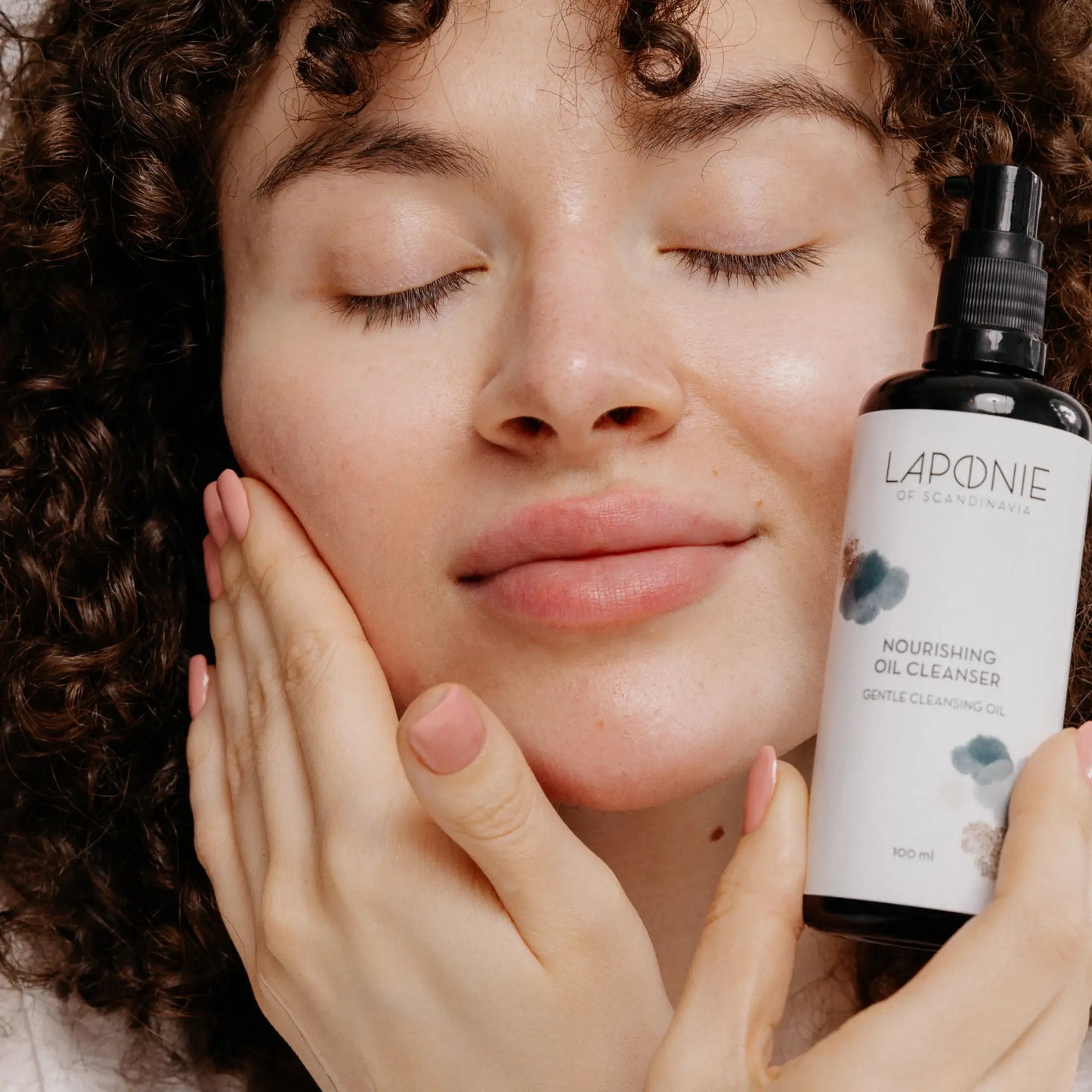Laponie Nourishing Oil Cleanser held by model