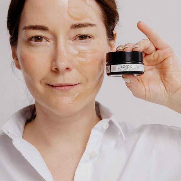 Laponie Cleansing and Balancing Face Mask on face of model posing with the product package