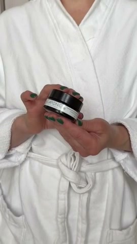 Kia using the Cleansing and Balancing Face Mask